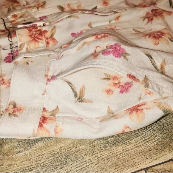 NWOT AEO 🦅 Floral Denim Mom Shorts - Picture 7 of 12